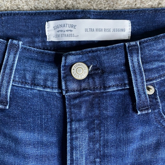 Levi’s Ultra High Rise Jegging - Picture 8 of 9